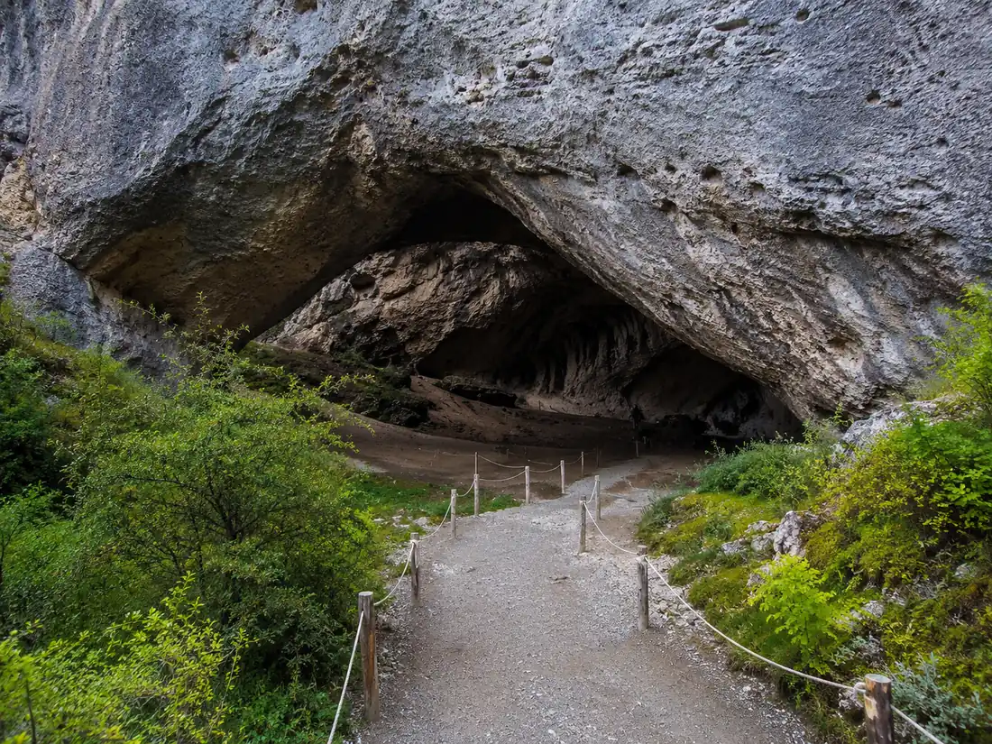 Dentro de la Cueva del Milodón cerca de Puerto Natales