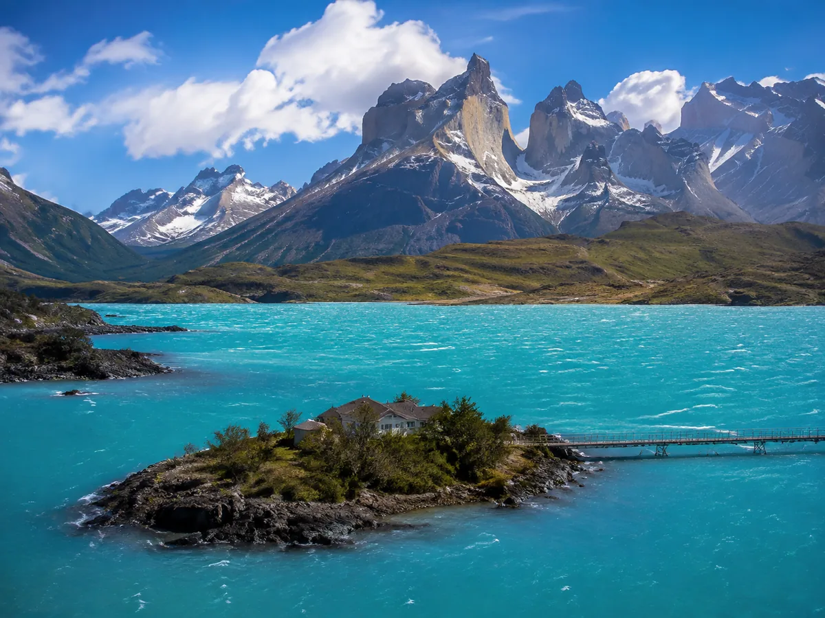 El macizo del Paine al otro lado del lago Pehoé