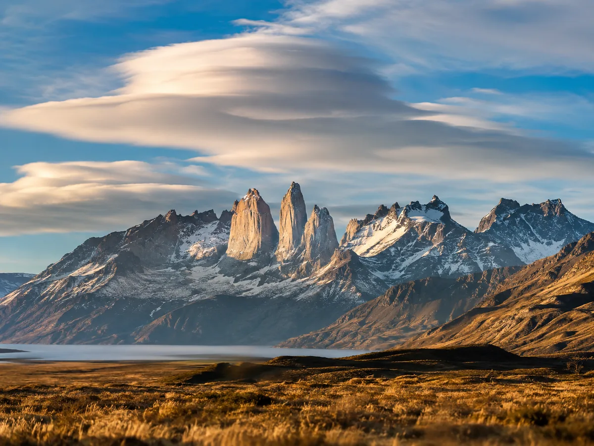 Las tres torres de granito de Torres del Paine desde el lado de Laguna Amarga